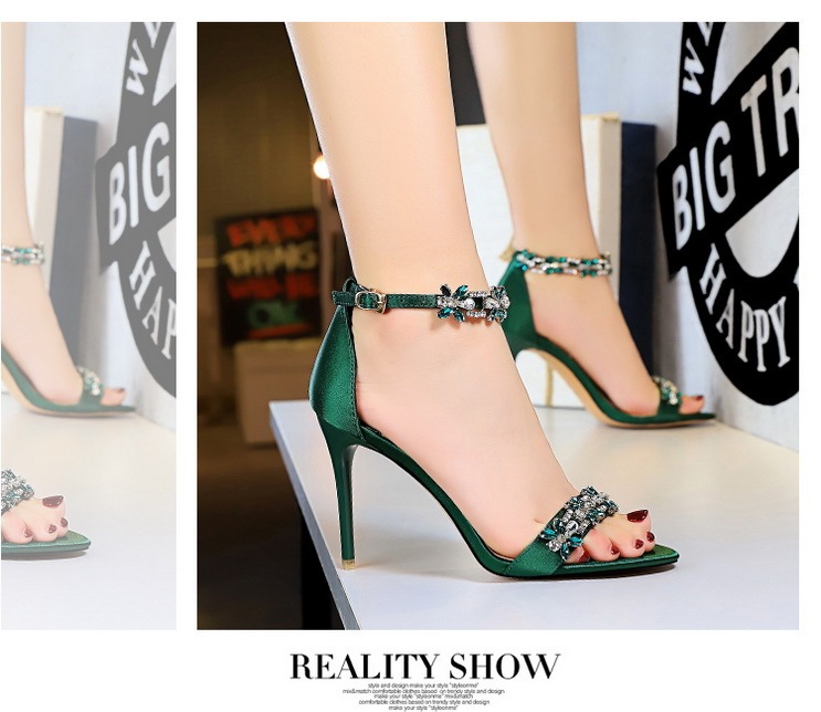 Giày sandal cao gót nữ mũi hở quai ngang đính đá lấp lánh chất liệu satin — Màu bạc, Màu đen, Màu đỏ, Màu hồng