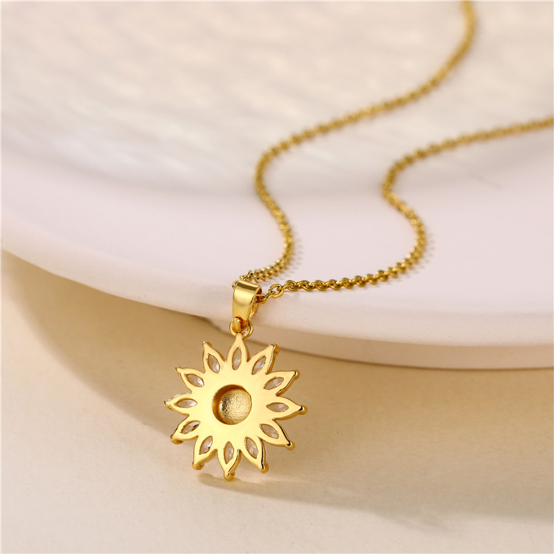 European and American Sunflower Necklace for Women 18K Gold Titanium Steel Flower Necklace Sunflower Zircon Clavicle Chain Cold Style Pendant