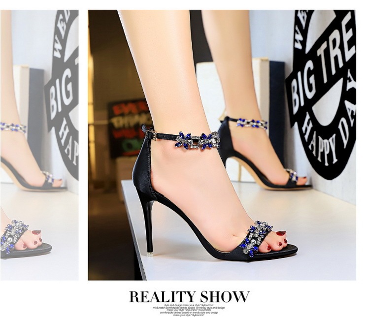 Giày sandal cao gót nữ mũi hở quai ngang đính đá lấp lánh chất liệu satin — Màu bạc, Màu đen, Màu đỏ, Màu hồng
