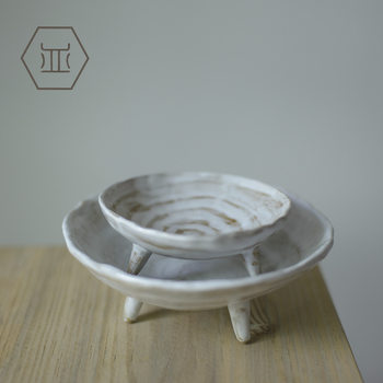 Hand-made daily tableware stoneware plate creative large three-legged fruit plate Japanese cuisine sushi plate manufacturers