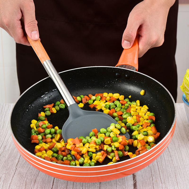 in stock Household Food Grade Anti-scalding Handle Silicone Kitchenware Scutler High Temperature Resistant Soup Spoon Silicone Cooking Shovel Tool