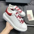 Color Red Tail