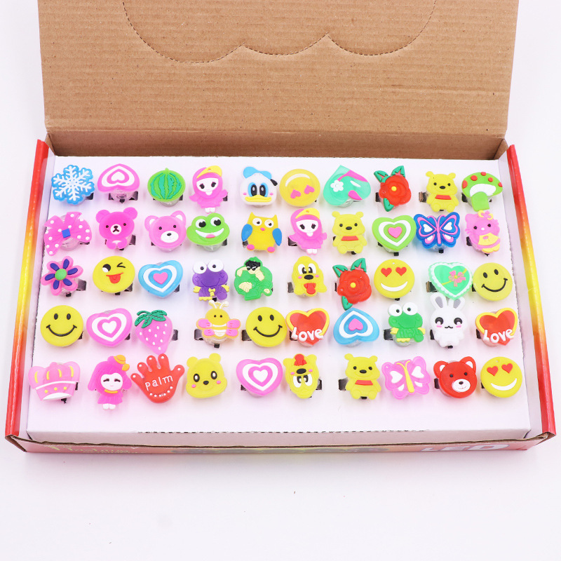 厂家直销卡通闪光戒指儿童发光万圣节圣诞软胶戒指灯儿童地摊玩具