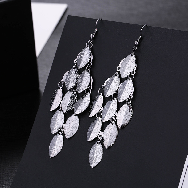 earrings are fashionable in a variety of fashionable styles, metal exaggerated tassels, long style, popular elements, earrings and ear hooks