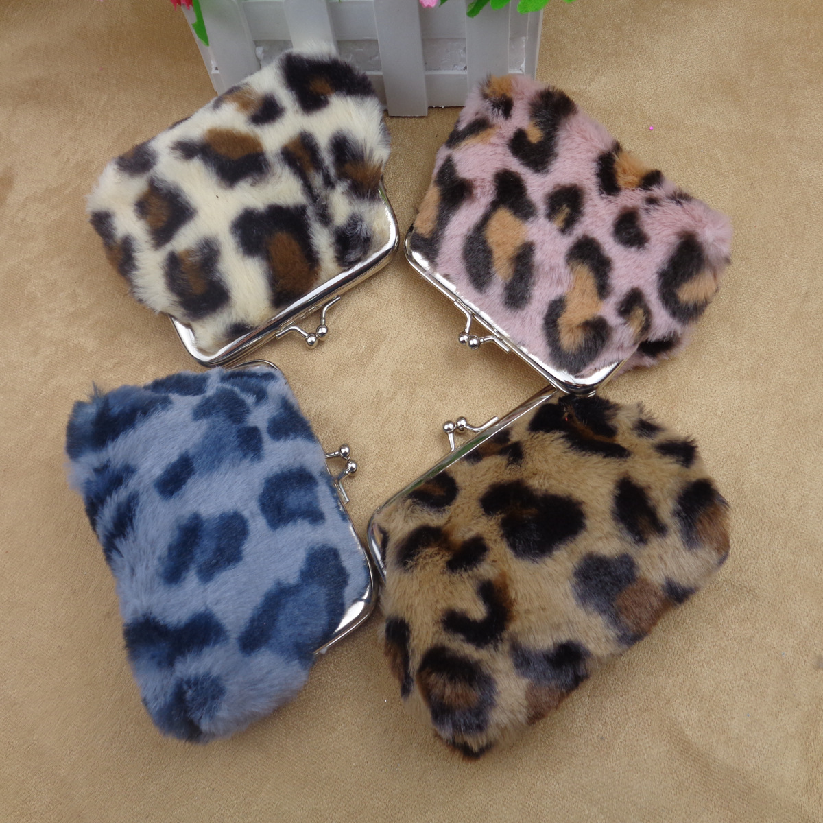 Factory Direct Sales New Model 4inch Leopard Print Plush Clip Coin Purse Blanket Fabric Bank Card Coin Fashion Bag