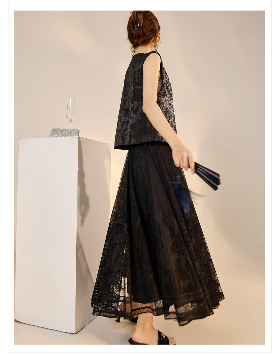 Áo vest nữ dáng ngắn cổ tròn thêu hạt cườm phối cúc một hàng — Jet Black (Giao hàng trong 7 ngày), Màu đen rực rỡ (phát hành cùng ngày), Màu sắc ảo diệu (giao hàng trong 7 ngày), Màu sắc ảo diệu (phát hành cùng ngày)