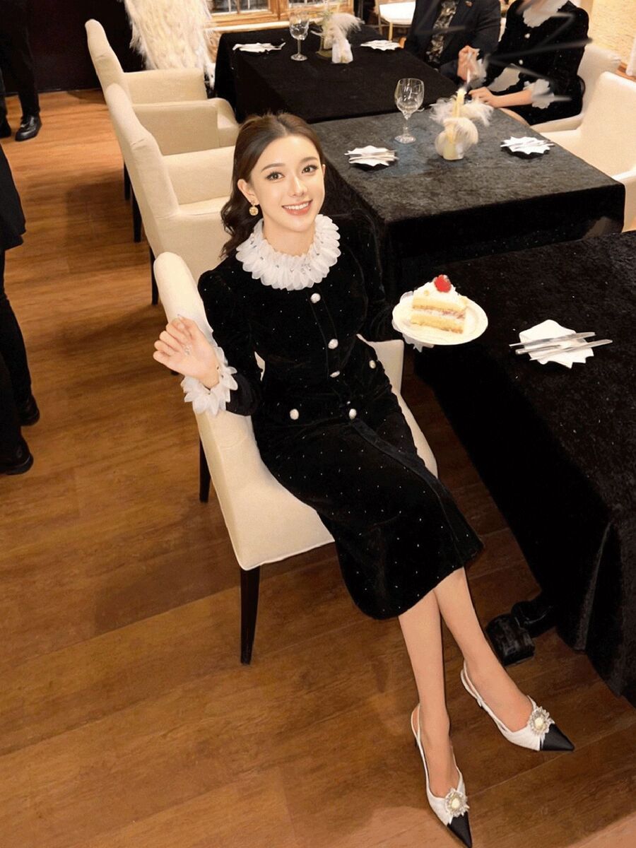 Đầm nữ dài tay cổ tròn cánh hoa cài một hàng cúc ôm dáng — màu đen