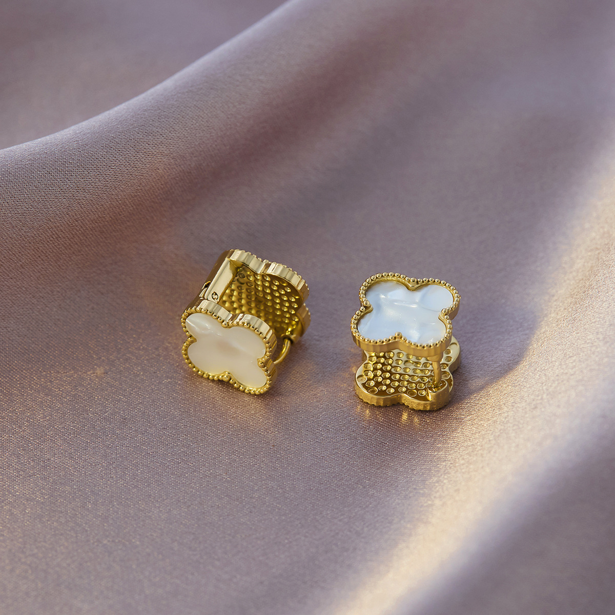 ホワイトダイヤモンド両面ピアス