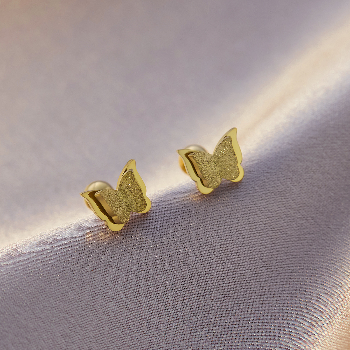 スクリュー耳栓バタフライピアス