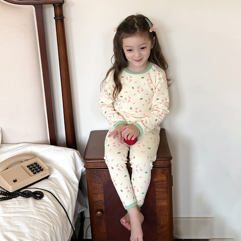 オフホワイトのチェリー