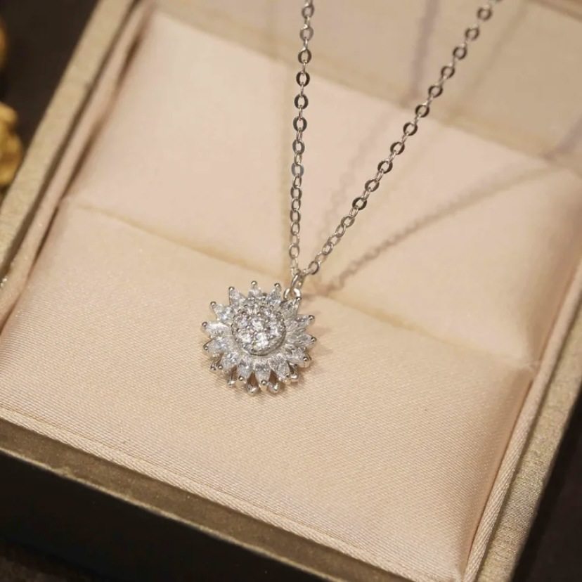 Rotating Sunflower Necklace Women's Fashion Light Luxury Sunflower Pendant Niche Design Sense 18K Gold Titanium Steel Clavicle Chain