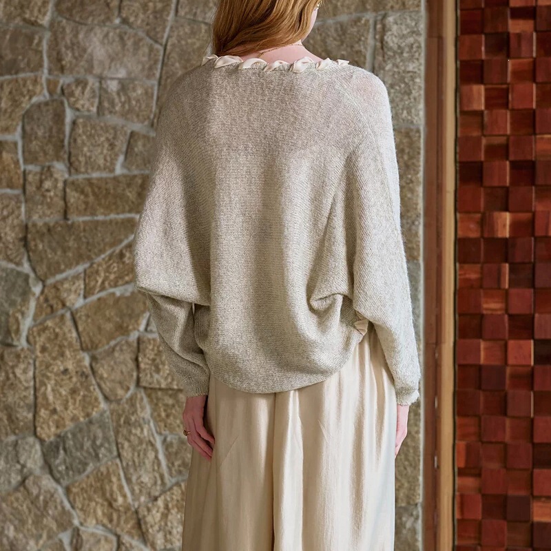 Áo cardigan nữ dệt kim cổ chữ V thắt nơ viền ren dáng rộng — Màu be nhạt