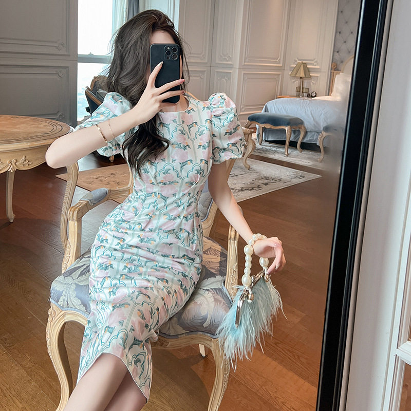 Đầm ôm body nữ cổ tròn tay bồng họa tiết hoa — [Xanh lá]