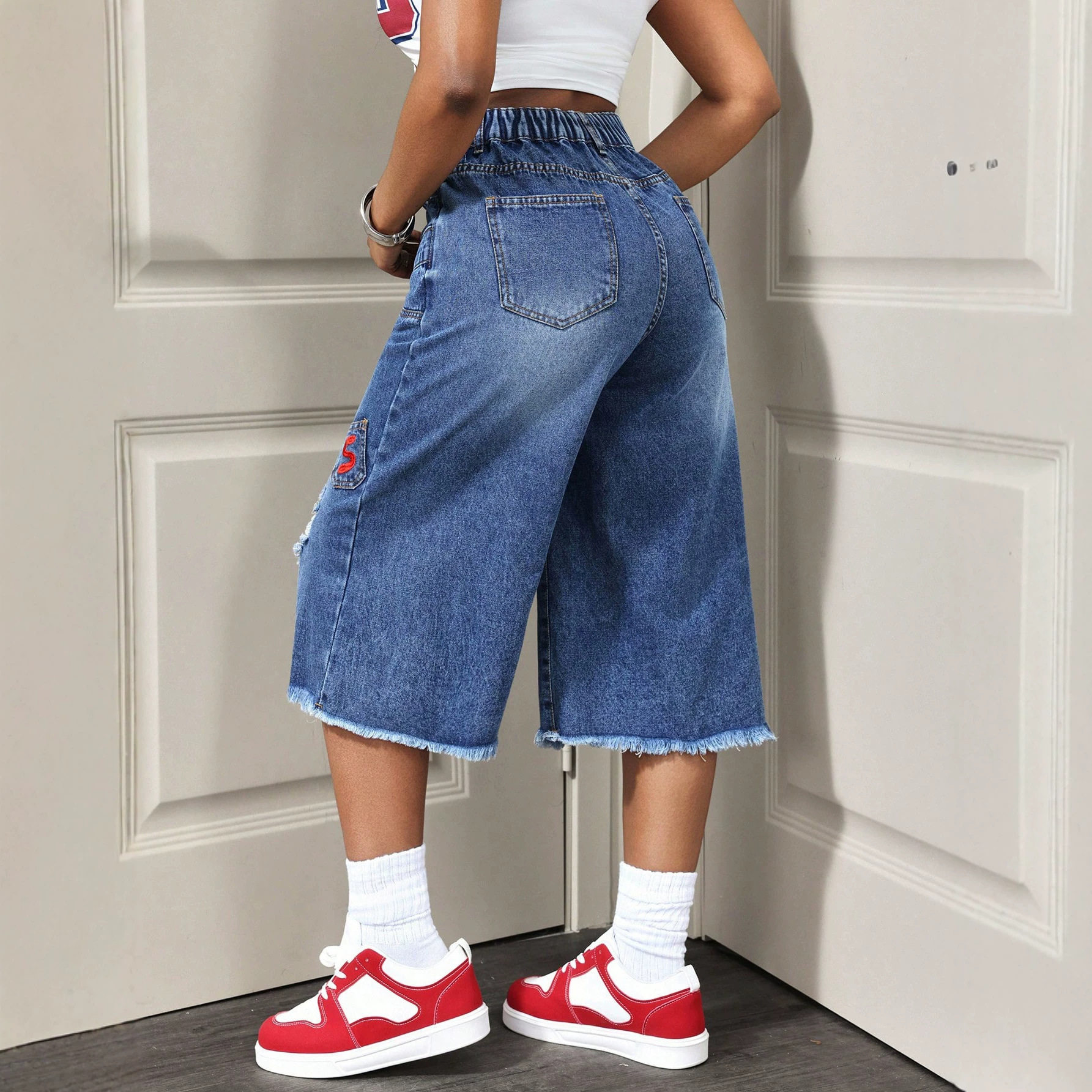 Casual Distressed Denim Capris for Women Summer Style Frayed Hem Comfortable Fit Ready to Ship Low MOQ