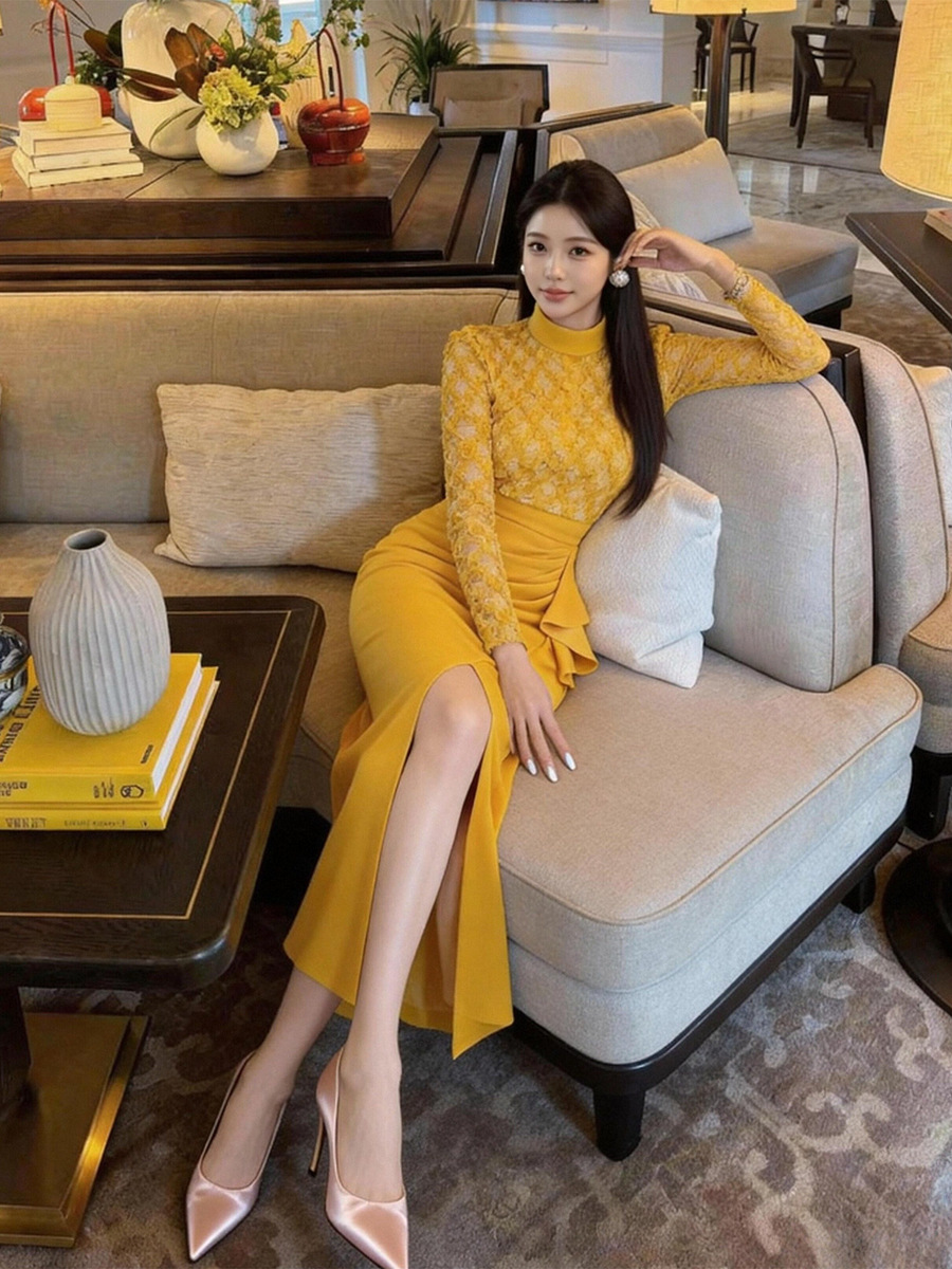 Đầm nữ ôm body cổ tròn phối ren bèo nhún xẻ tà phong cách tiểu thư — Màu vàng gừng