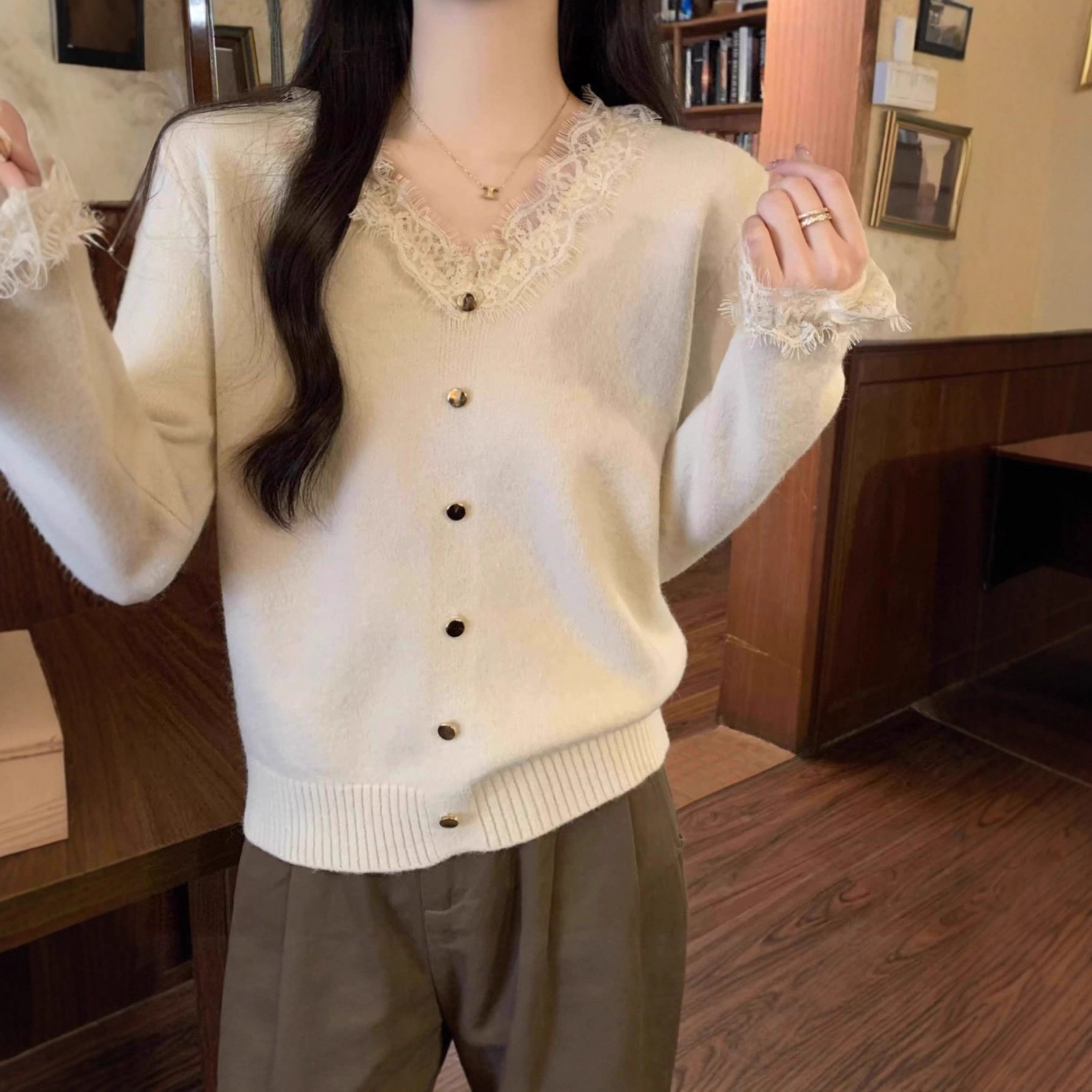 设计感v领毛衣女春秋蕾丝打底衫女内搭可外穿独特超好看针织上衣