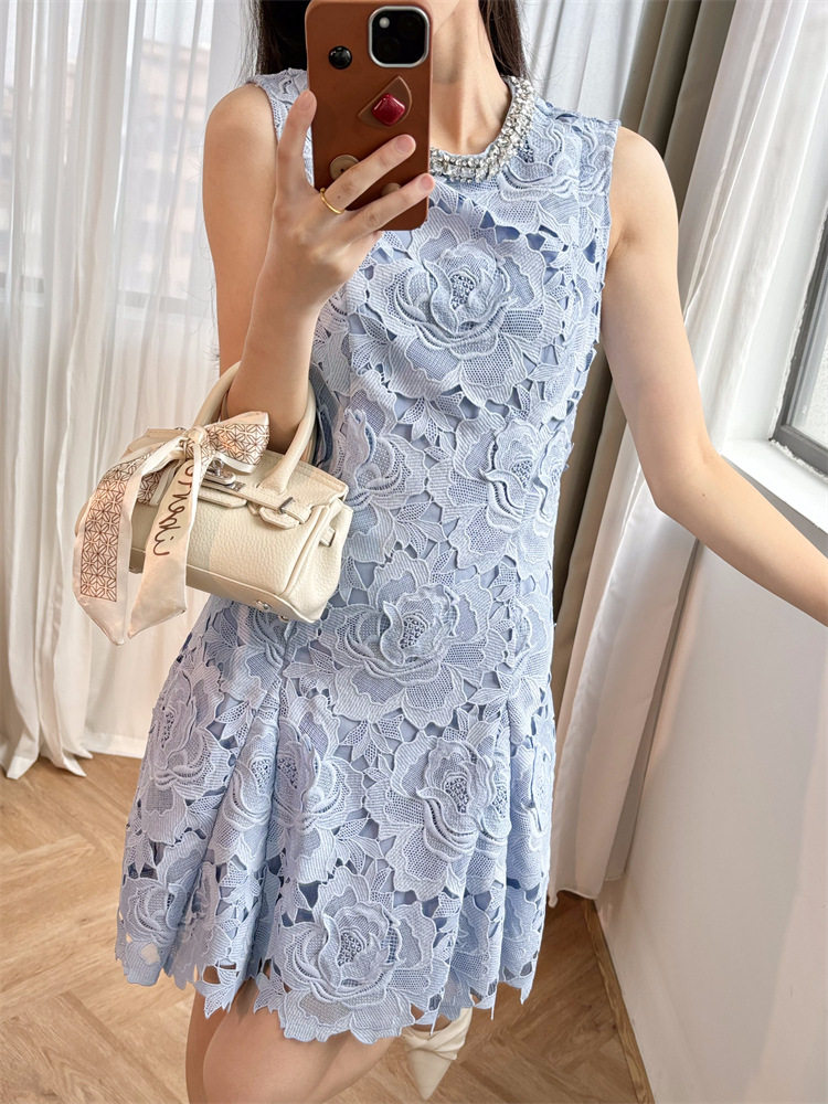 Đầm maxi nữ thắt eo cổ tròn không tay chất liệu ren hoa 3D — Xanh thiên thanh chi tiết 2