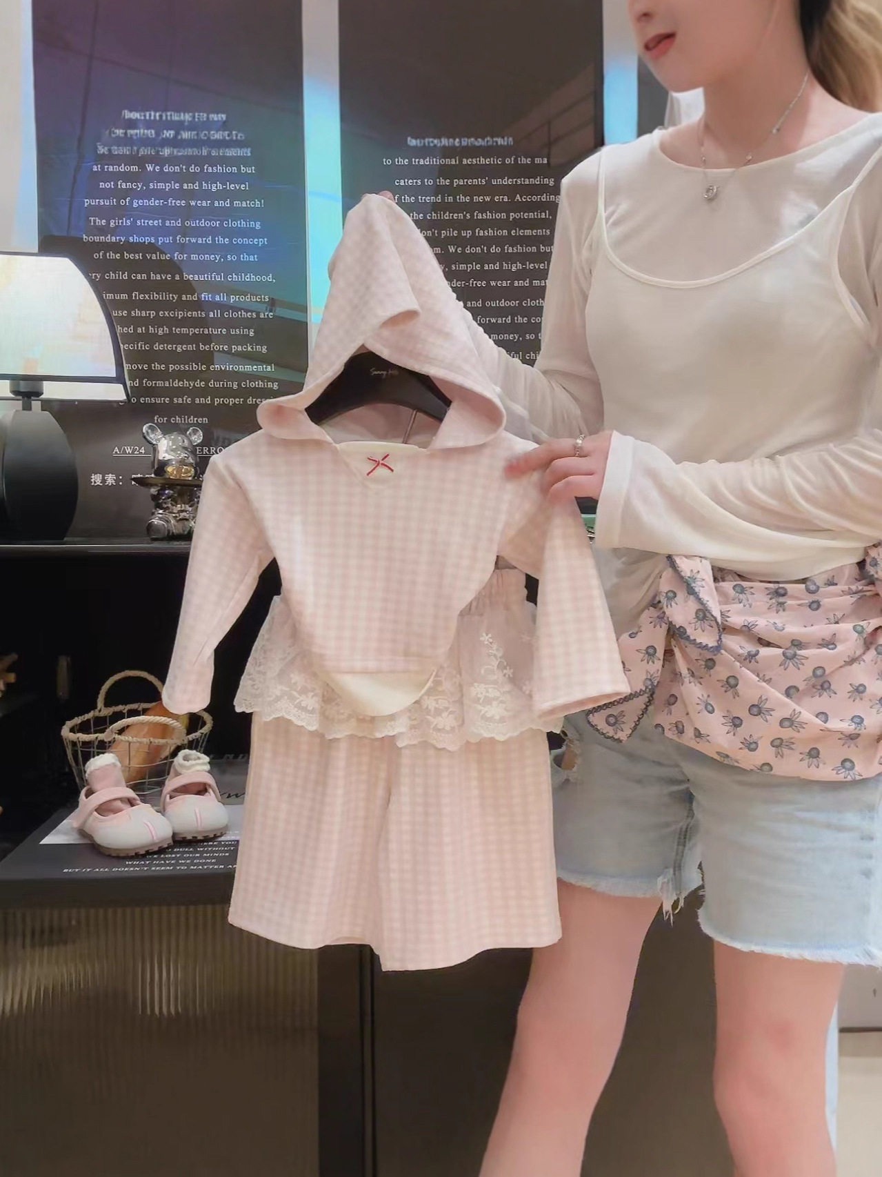 Herbst-Neuheit-vielseitige Spitzenrüschenhose & Langarm-Kapuzen-Süße-Dame-Karo-Top-Spitzen-Set