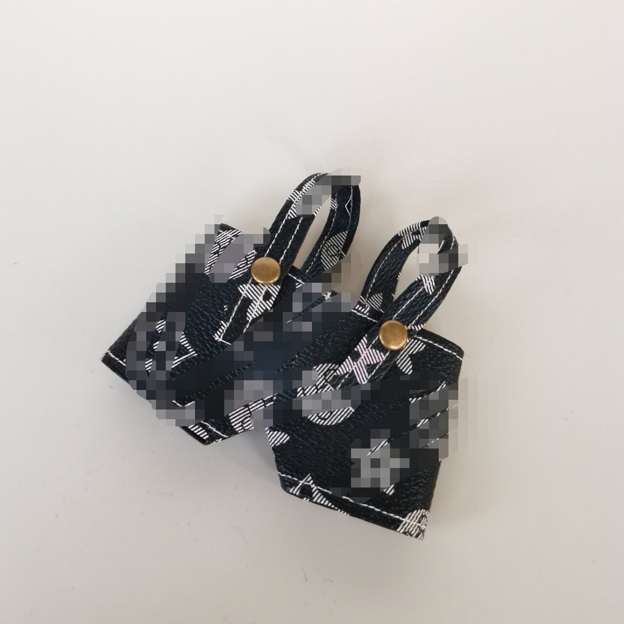 黒革パンツを立って履く