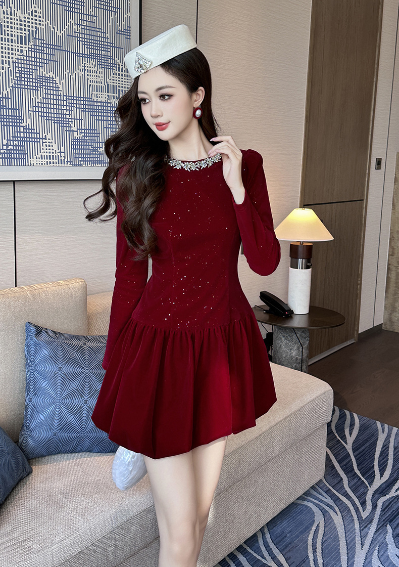 Đầm nhung đỏ cổ tròn đính đá thắt eo dáng xòe — Màu đỏ rượu
