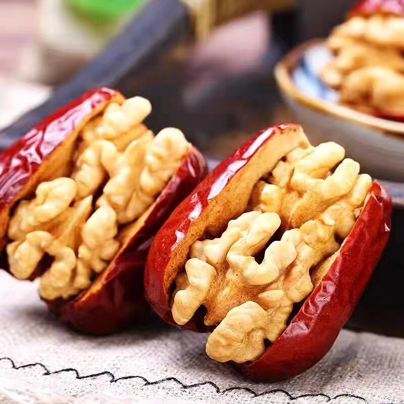 New products jujube clip walnut kernel delivery wholesale 500g independent packaging Hetian big red dates hug fruit jujube clip Walnut