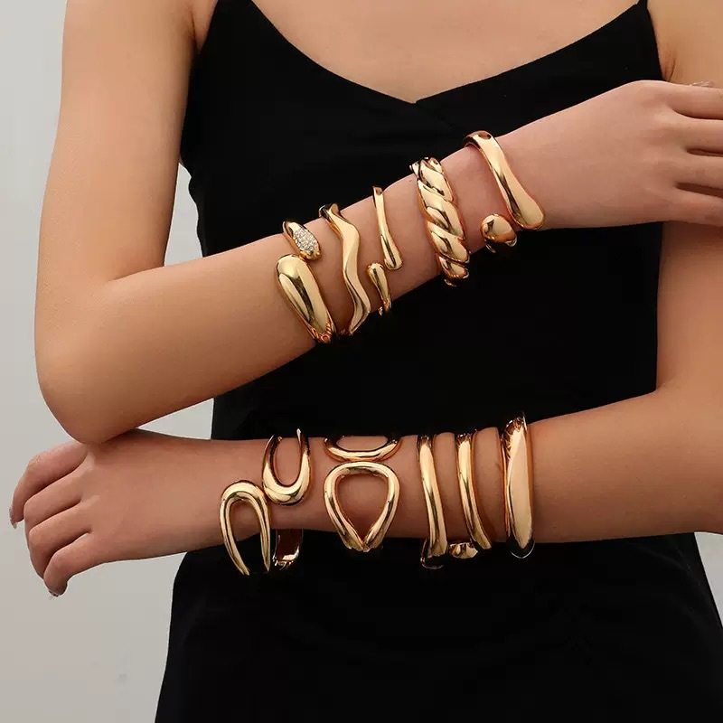 New European and American Popular Exaggerated Wide-Brimmed Alloy Bracelet Fashionable Personalized Bracelet Hammer Pattern Brushed Spring Buckle Bracelet