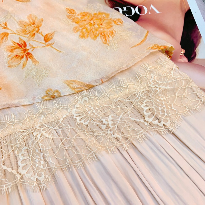 Set áo vest không tay in hoa ren cài khuy kèm chân váy xếp ly dài cạp thấp — Vàng mơ