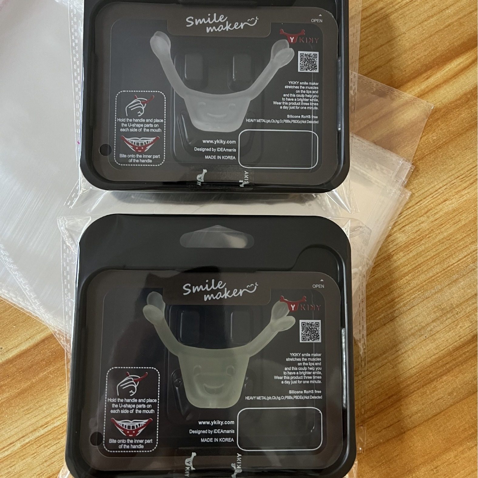 Spot Korea we married the same charming smile straightener to improve the smiling face corners of the mouth lip shape