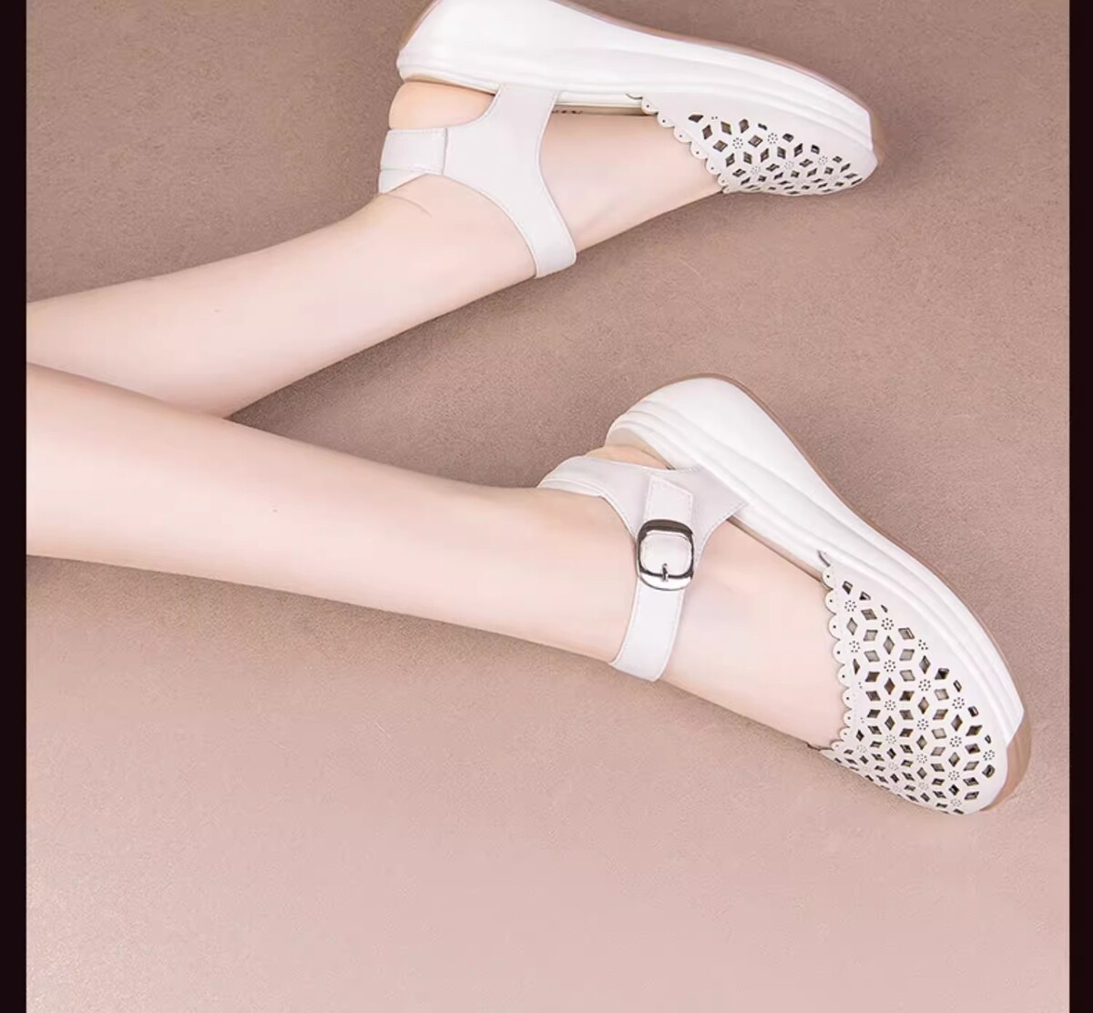 Sandal nữ quai ngang mũi tròn đế xuồng, thiết kế khoét lỗ thoáng mát, phối màu trắng be thanh lịch — Màu trắng be