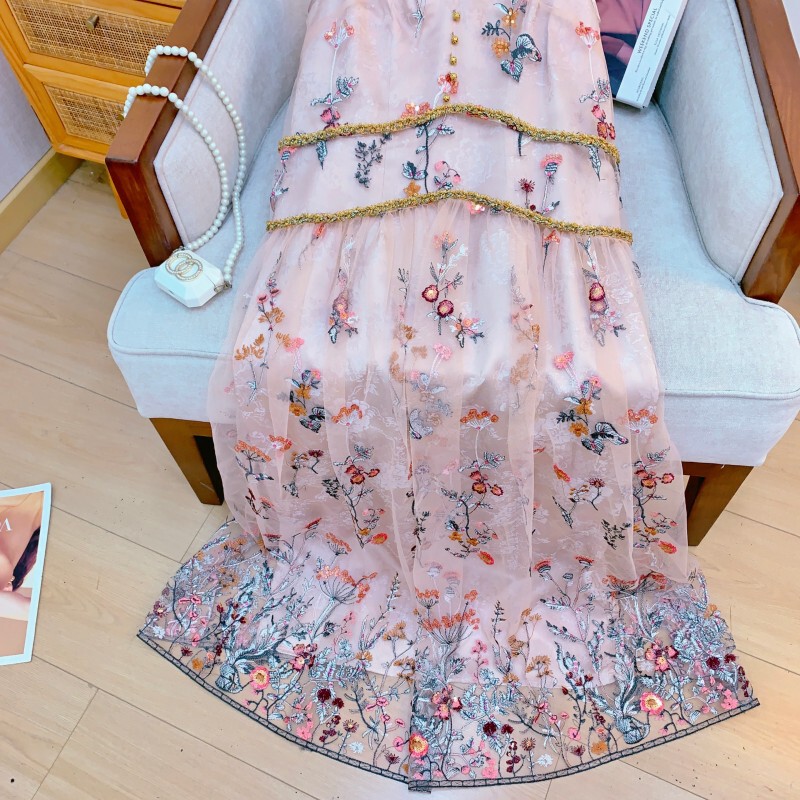 Đầm maxi nữ họa tiết hoa cổ V dây mảnh phối lưới xòe — Đen ánh kim, Hạnh đào mềm