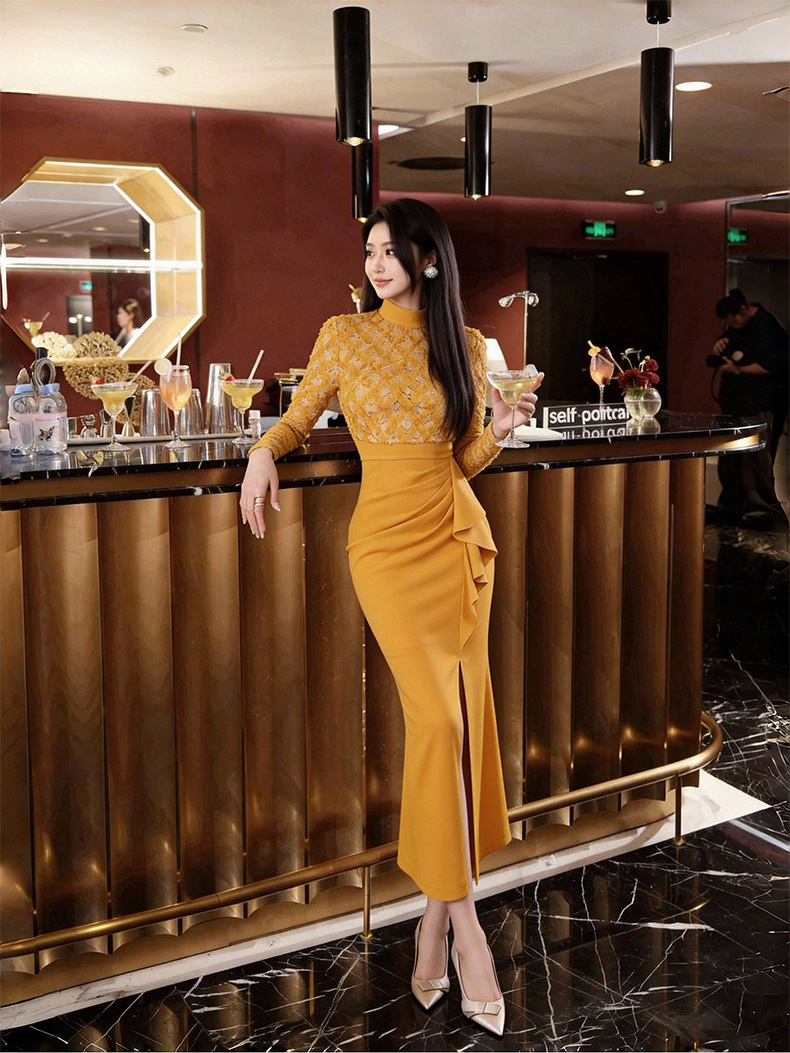 Đầm nữ ôm body cổ tròn phối ren bèo nhún xẻ tà phong cách tiểu thư — Màu vàng gừng