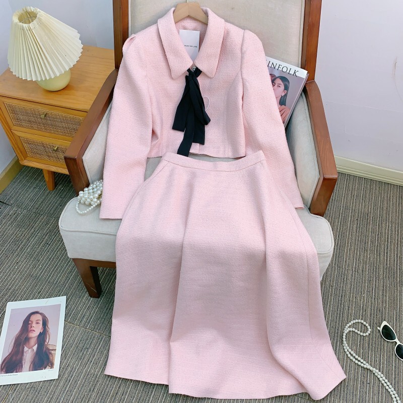 Áo khoác ngắn nữ dáng tiểu thư đính nút kim cương phối hồng — Váy hồng Sakura, Áo khoác ngắn màu hồng Sakura