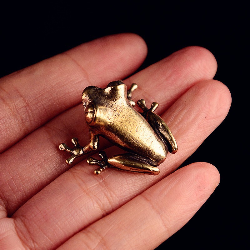 Vintage Brass Creative Desktop Ornament Lucky Frog Paperweight Tea Pet Handheld Piece Old Bronze Wholesale