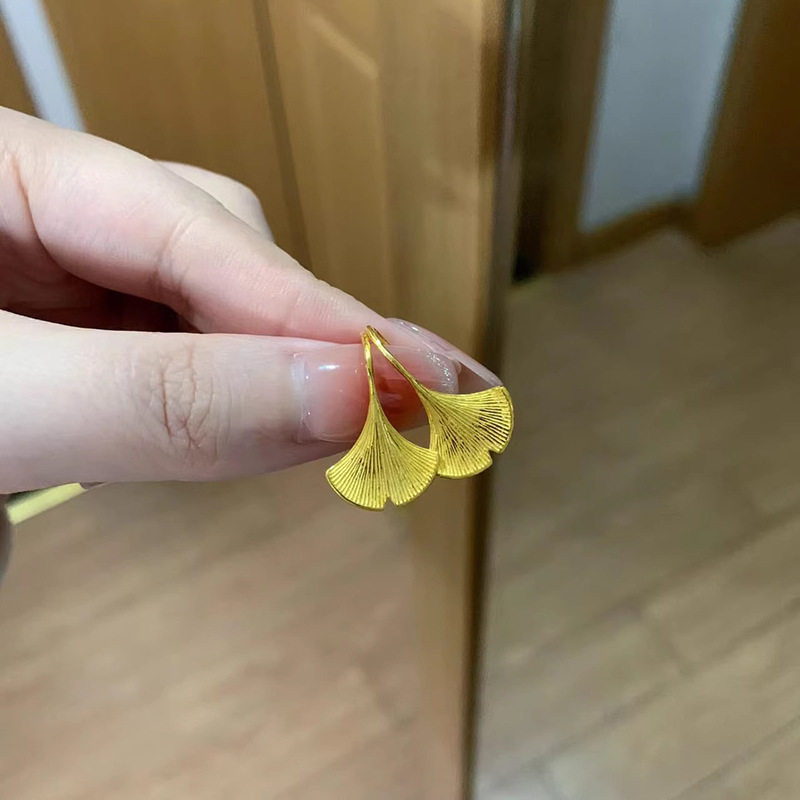 ginkgo leaf earrings for women, light luxury, fashionable temperament, simple golden leaf earrings, versatile commuting accessories