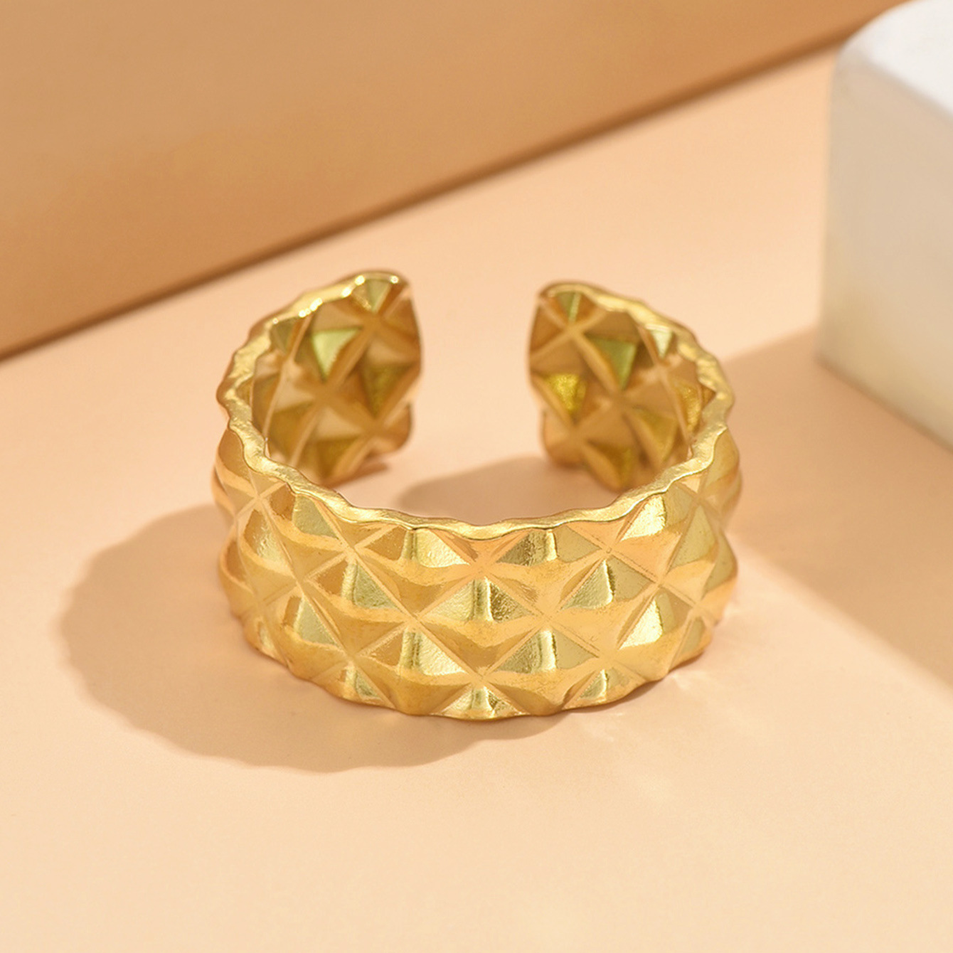 跨境复古经典菱格纹理设计不锈钢开口戒指轻奢镀金不掉色手饰现货