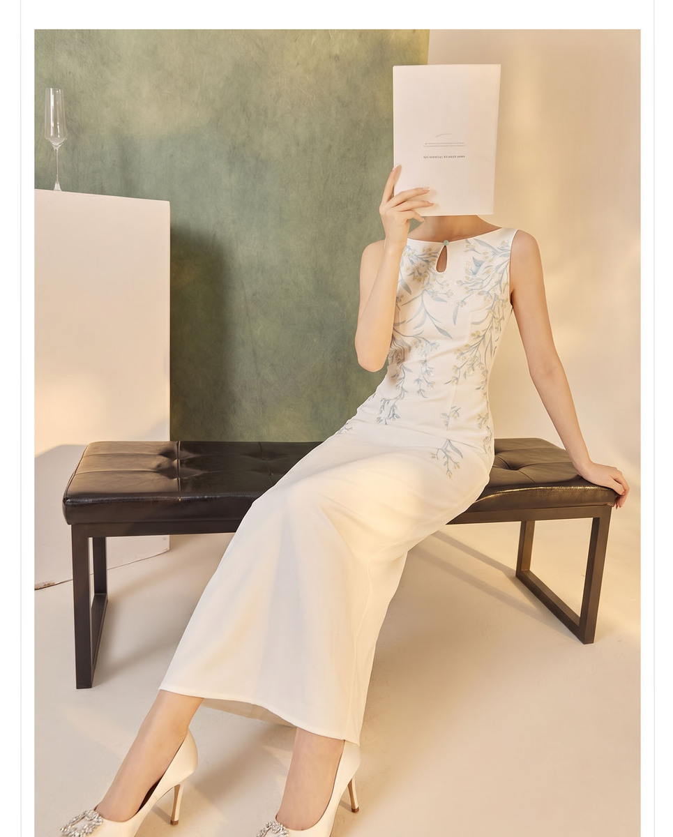 Đầm dài ôm body cổ tròn không tay thêu họa tiết hoa — Màu ngà cam