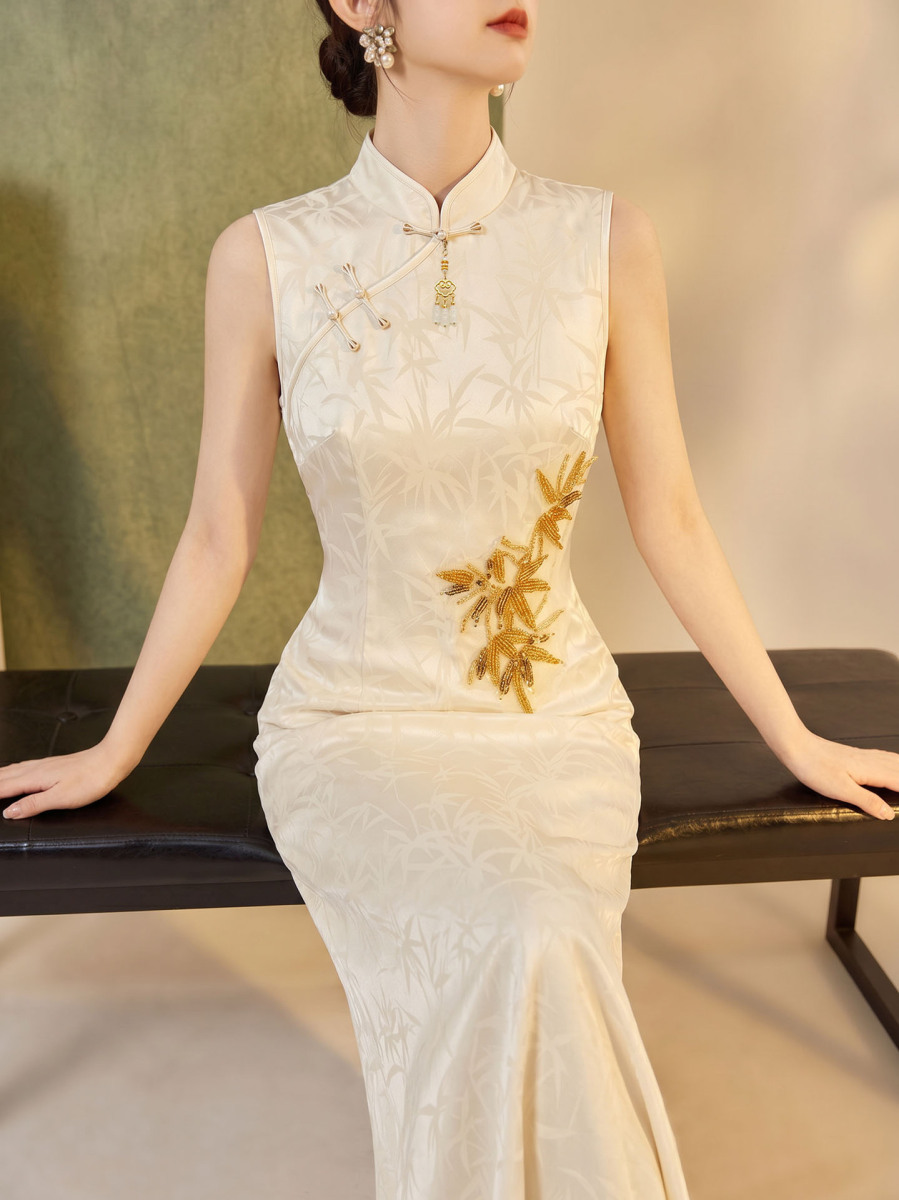 Đầm dài dáng ôm cổ đứng họa tiết hoa vải jacquard — Màu be
