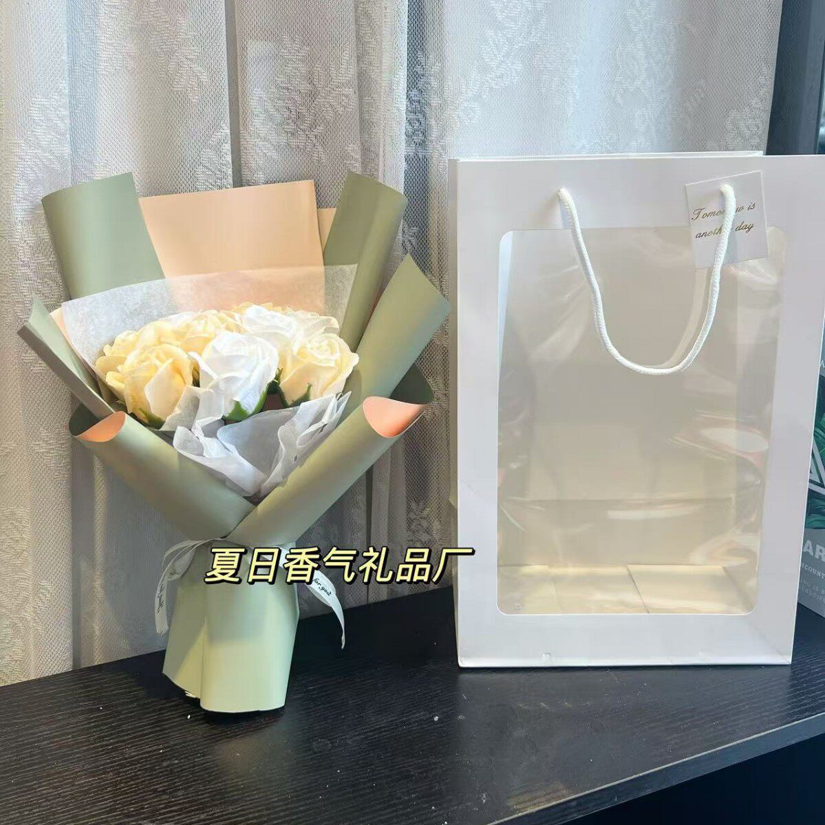 白薔薇シャンパン薔薇混載 + ショーウインドー袋