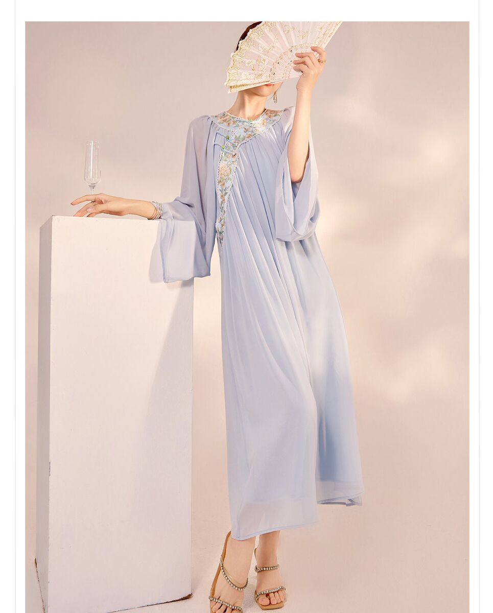 Đầm maxi nữ dáng suông thêu nổi bật phối màu tương phản — Màu trắng nhạt, màu xanh
