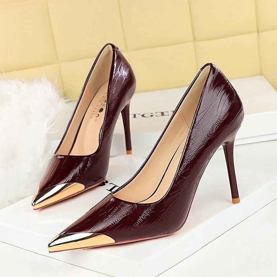 Giày Cao Gót Nữ Da Bóng Mũi Nhọn Gót Nhọn Trang Trí Kim Loại Chiều Cao Đế Khoảng 8cm Màu Đen, Đỏ Rượu Vang, Bạc, Kem...