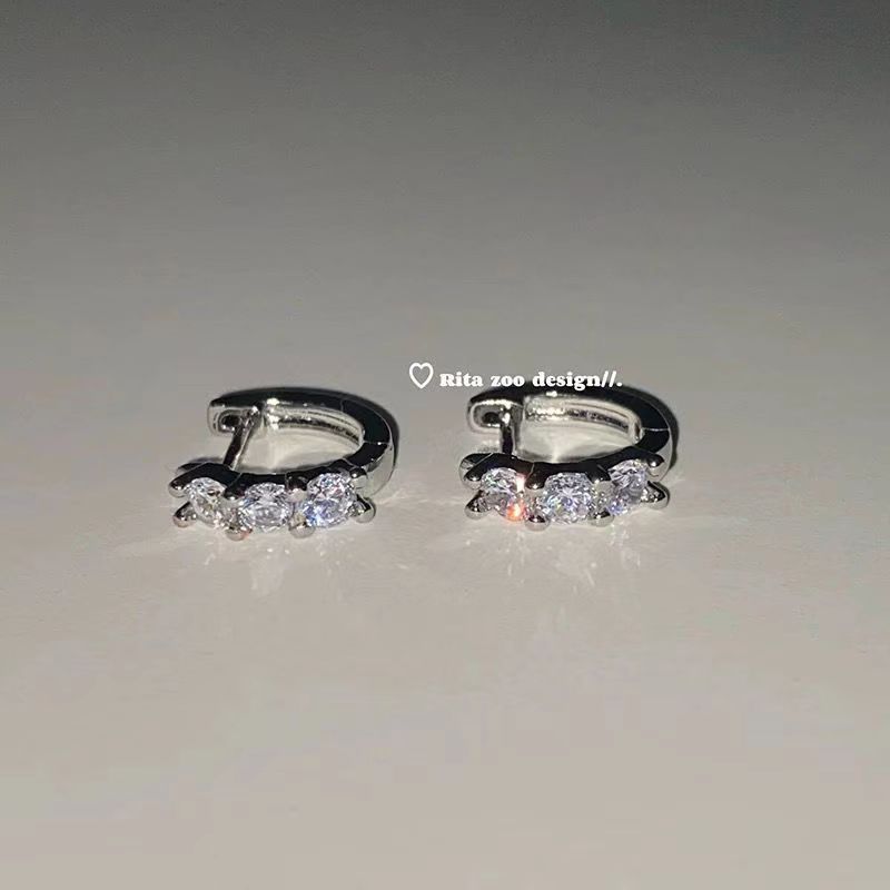 ストレート ピン ホワイト スリー ダイヤモンド イヤリング