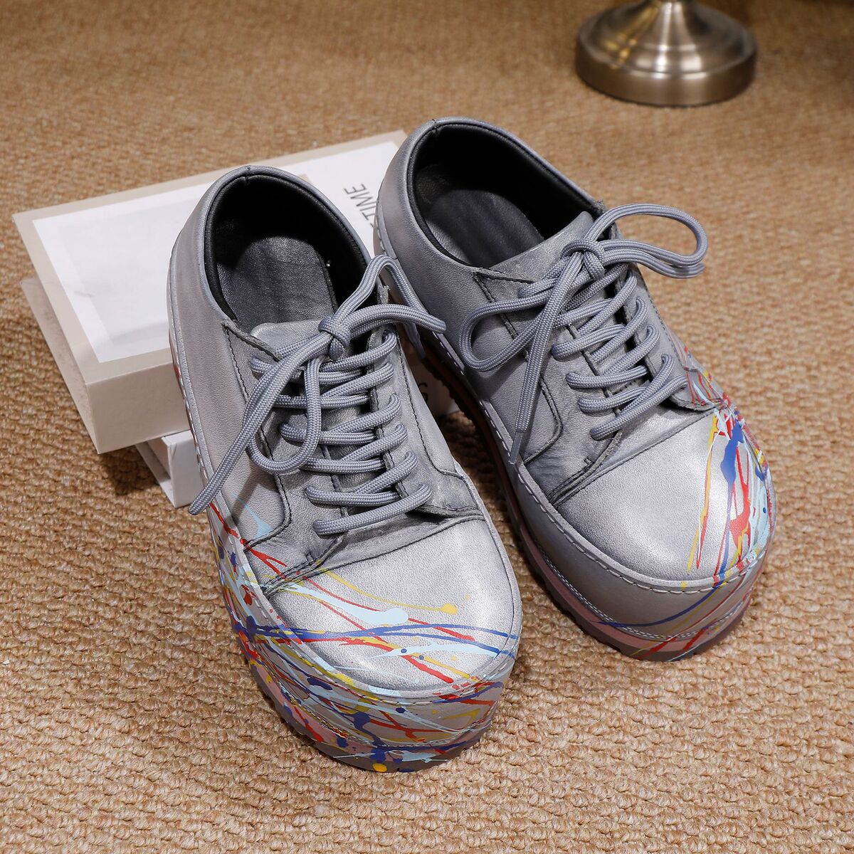 Giày sneaker nữ mũi tròn thắt dây đế dày tăng chiều cao — Màu trắng, màu xám