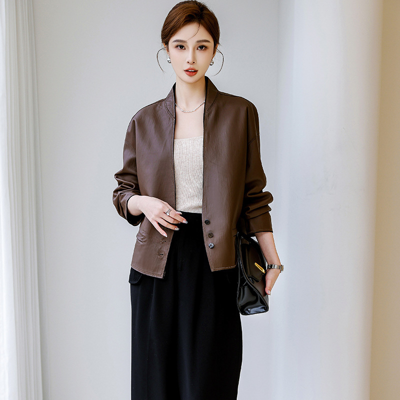 Áo khoác da cừu nữ dáng ngắn cổ chữ V phối túi