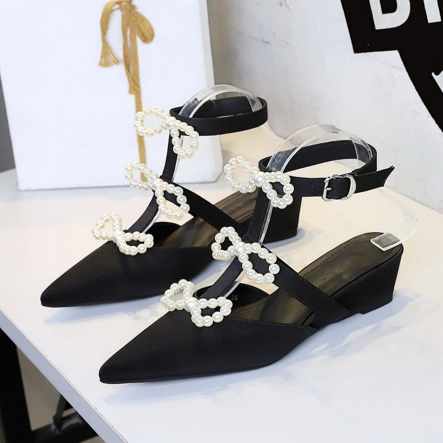 Dép Sandal Nữ Bít Gót Lụa Satin Quai Chữ T Đính Ngọc Trai Đế Xuồng Đế Cao 5cm - 6cm Màu Kem, Đen