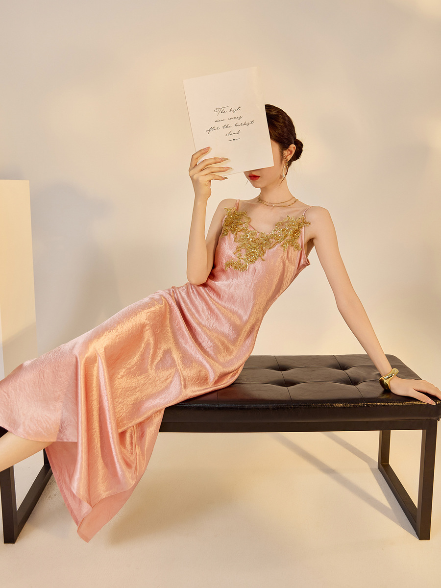 Đầm dây ôm body nữ thêu hoa dáng dài — Bột sương đào (giao hàng trong 7 ngày)