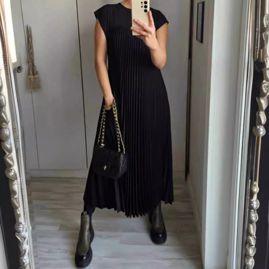 Sleeveless Pleated Dress Round Neck Fashionable Autumn Winter Style Perfect for Casual or Formal Occasions