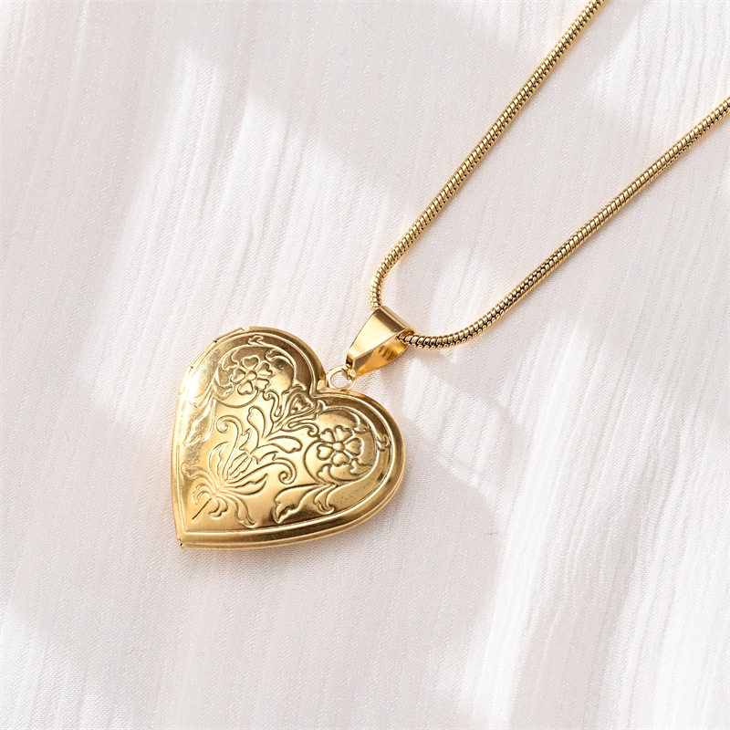 Cross-border couples stainless steel necklace does not fade love titanium steel high version jewelry personality phase box Yiwu wholesale