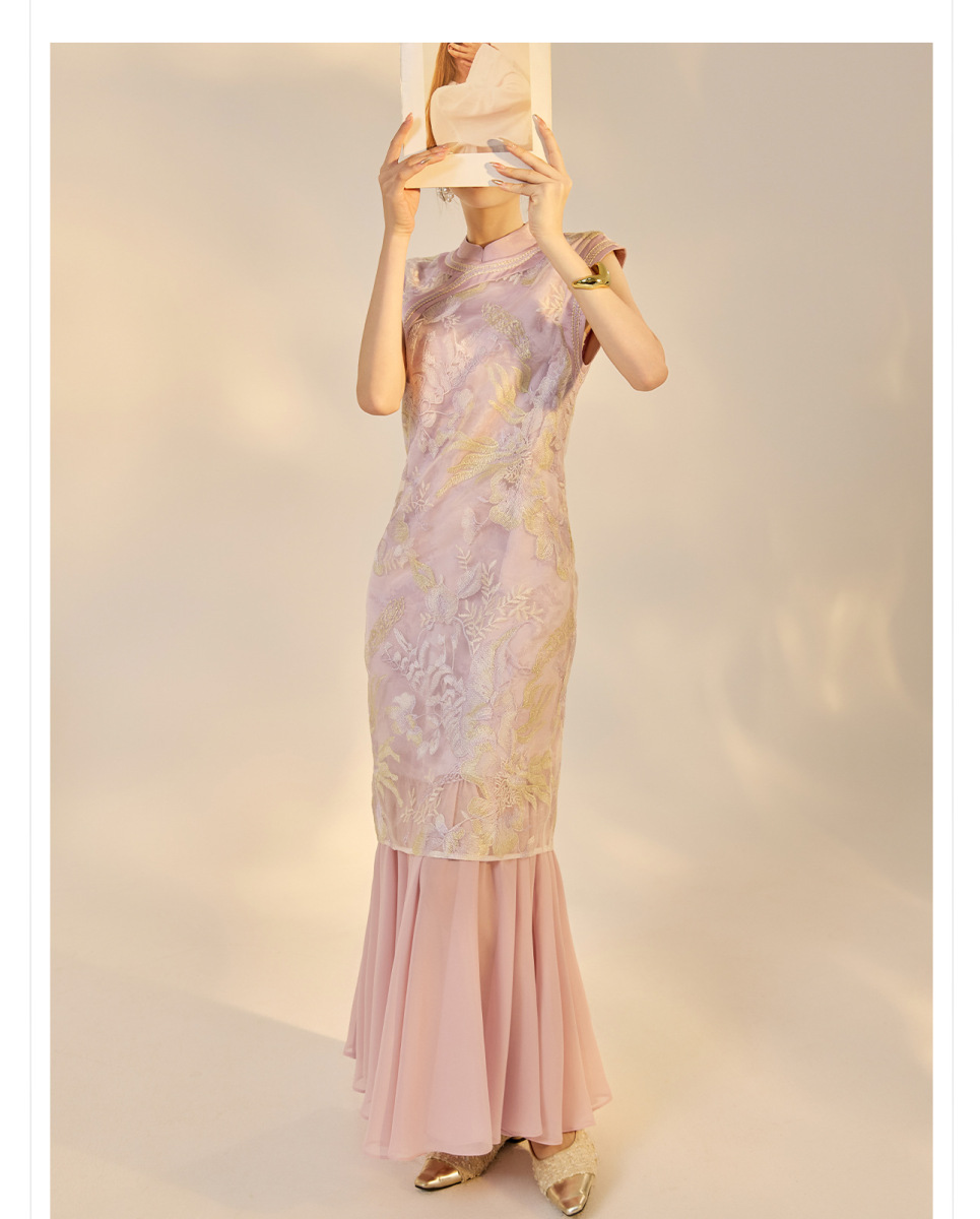 Đầm liền cổ đứng không tay thêu đính cườm họa tiết hoa — Tím Đinh Hương (giao hàng trong 7 ngày), Tím đinh hương (giao hàng trong ngày), Vàng cát chảy (giao hàng trong 7 ngày), Vàng cát chảy (giao hàng trong ngày)