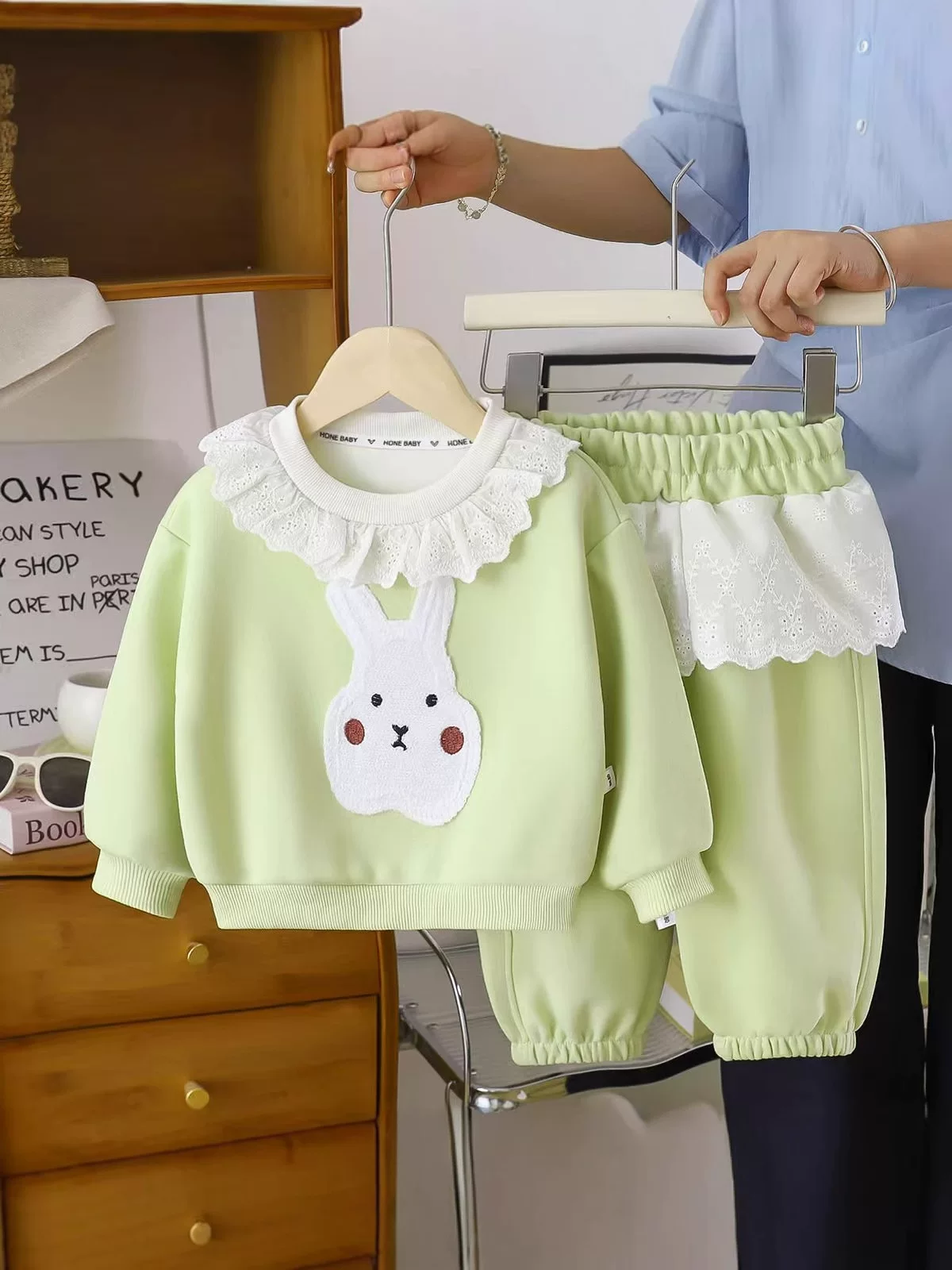 Set dua bagian hoodie kerah kelinci kartun rumbai renda lucu anak perempuan baru, musim semi dan gugur, celana renda