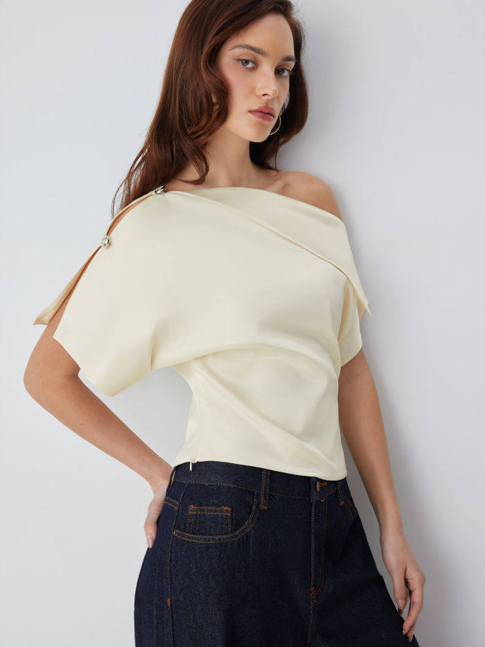 Off Shoulder T Shirt Slim Fit Short Sleeve Soft Fabric Unique Design Casual Wear for Women Wholesale Available